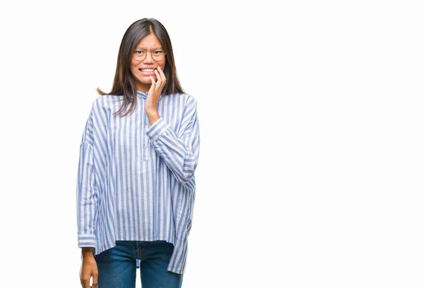 Jonge Aziatische Vrouw Geïsoleerde Achtergrond Zoek Gestresst Nerveus Met Handen — Stockfoto