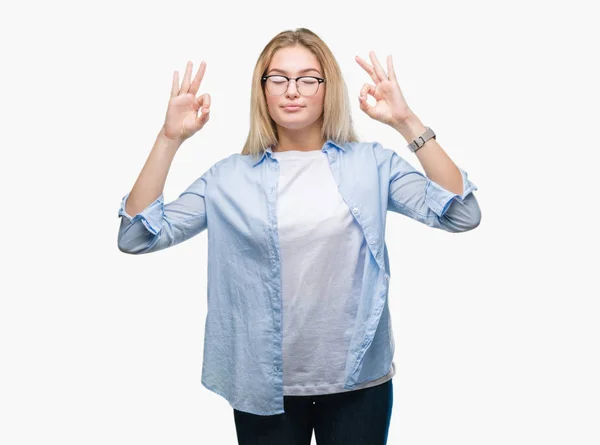 Joven Mujer Negocios Caucásica Con Gafas Sobre Fondo Aislado Relajarse — Foto de Stock