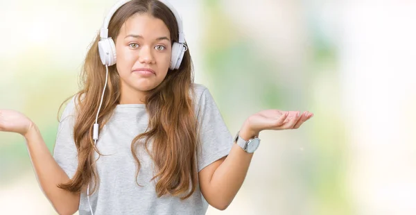 Молода Красива Жінка Навушниках Слухає Музику Ізольованому Фоні Безглуздого Плутаного — стокове фото