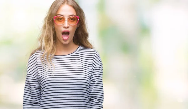 Hermosa Joven Rubia Con Gafas Sol Sobre Fondo Aislado Asustada —  Fotos de Stock