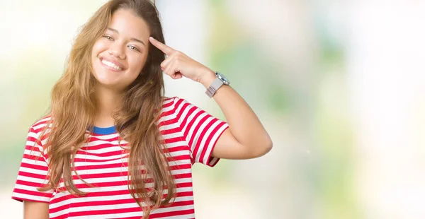 Joven Mujer Morena Hermosa Con Rayas Camiseta Sobre Fondo Aislado — Foto de Stock