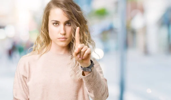 Mooie Jonge Blonde Vrouw Dragen Sweatershirt Geïsoleerde Achtergrond Wijzen Met — Stockfoto