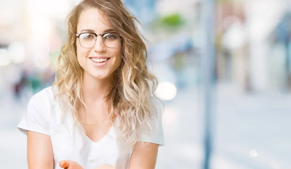 Hermosa Mujer Rubia Joven Con Gafas Sobre Fondo Aislado Sonriendo — Foto de Stock