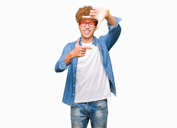 Joven Hombre Guapo Con Pelo Afro Con Gafas Sonrientes Haciendo — Foto de Stock