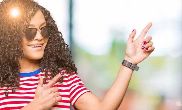 Young Beautiful Woman Curly Hair Wearing Sunglasses Smiling Looking Camera — Stock Photo, Image