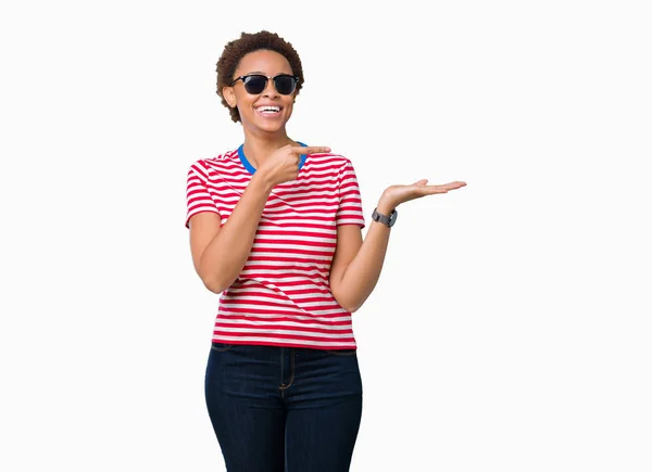 Mooie Jonge African American Vrouw Dragen Van Een Zonnebril Geïsoleerde — Stockfoto