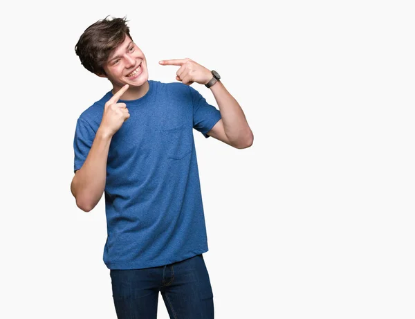 若いハンサムな男性が自信を示すと指歯と口を指して笑って孤立の背景に青い シャツを着てします 健康の概念 — ストック写真
