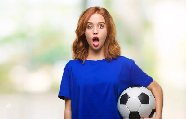 Jeune Belle Femme Sur Fond Isolé Tenant Ballon Football Effrayé — Photo