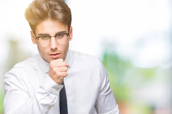 Mladí Obchodní Muž Nosí Brýle Izolované Pozadí Pocit Nepohody Kašle — Stock fotografie