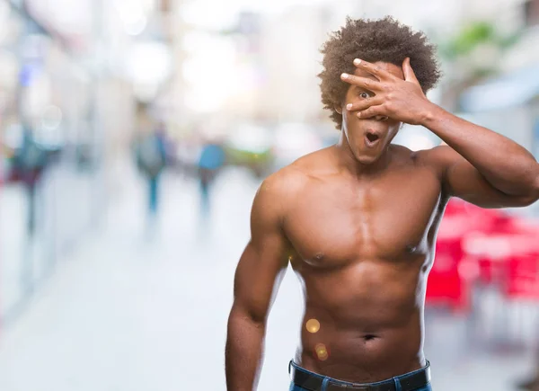 Afro American Shirtless Człowiek Pokazuje Nagie Ciało Białym Tle Wgląd — Zdjęcie stockowe