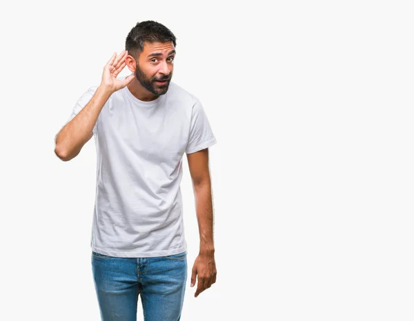 Volwassen Spaanse Man Geïsoleerde Achtergrond Glimlachend Met Hand Oor Luisteren — Stockfoto