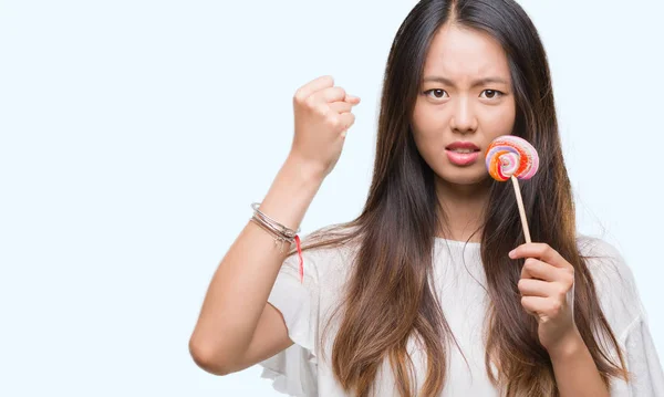 Young Asian Woman Eating Lollipop Candy Isolated Background Annoyed Frustrated — Stock Photo, Image