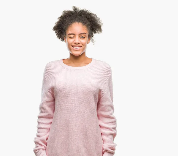 Joven Mujer Afroamericana Vistiendo Suéter Invierno Sobre Fondo Aislado Guiñando — Foto de Stock