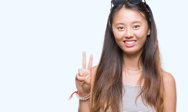 Junge Asiatische Frau Mit Sonnenbrille Über Isoliertem Hintergrund Zeigt Und — Stockfoto