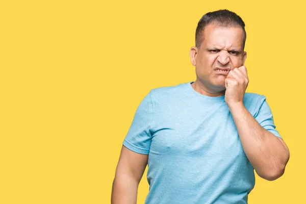 Hombre Árabe Mediana Edad Con Una Camiseta Azul Sobre Fondo —  Fotos de Stock