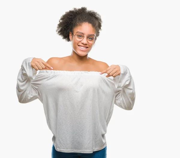 Młody Afro American Kobieta Białym Tle Patrząc Pewny Siebie Uśmiechem — Zdjęcie stockowe