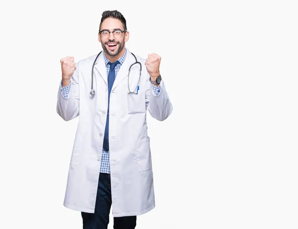 Bello Giovane Medico Sfondo Isolato Che Celebra Sorpreso Stupito Successo — Foto Stock