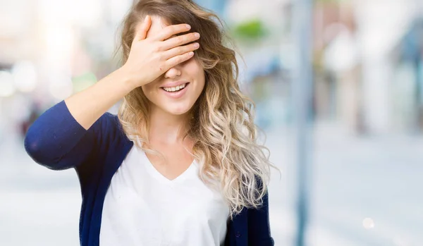 Schöne Junge Blonde Frau Über Isolierten Hintergrund Lächelnd Und Lachend — Stockfoto