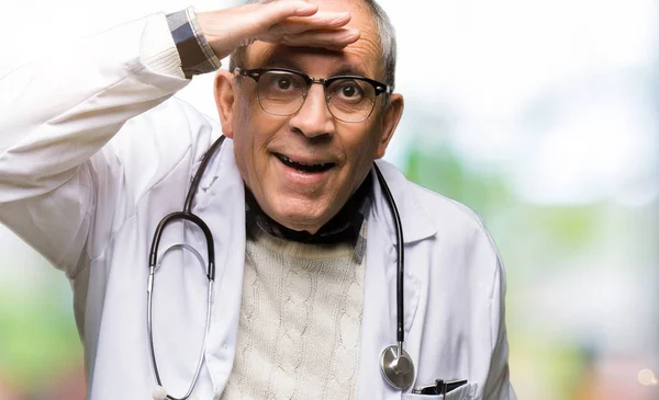 Hombre Guapo Médico Senior Con Abrigo Médico Muy Feliz Sonriente — Foto de Stock