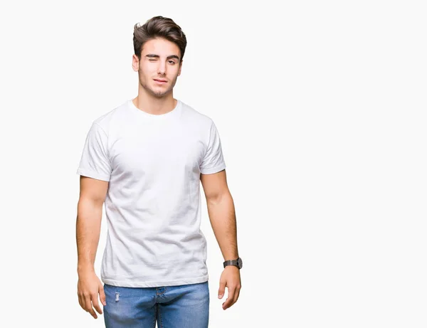 Ung Vacker Man Klädd Vit Shirt Över Isolerade Bakgrund Winking — Stockfoto