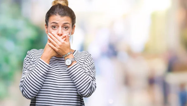 Junge Schöne Frau Lässigen Streifen Pullover Über Isolierten Hintergrund Schockiert — Stockfoto
