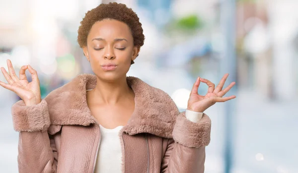 Jovem Afro Americana Vestindo Casaco Inverno Sobre Fundo Isolado Relaxar — Fotografia de Stock