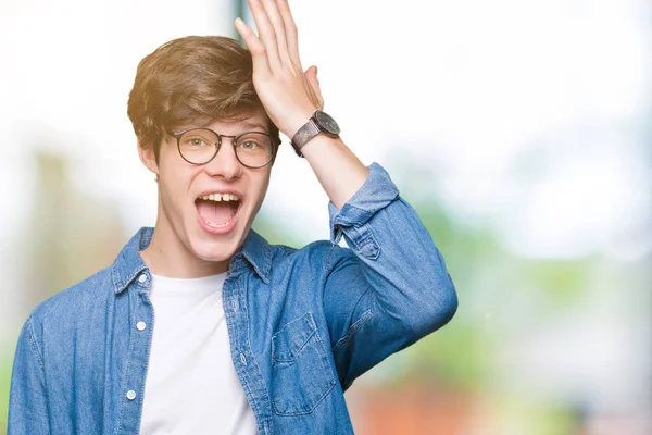 Junger Gutaussehender Mann Mit Brille Vor Isoliertem Hintergrund Überrascht Mit — Stockfoto