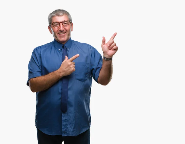 Bonito Homem Negócios Sênior Sobre Fundo Isolado Sorrindo Olhando Para — Fotografia de Stock