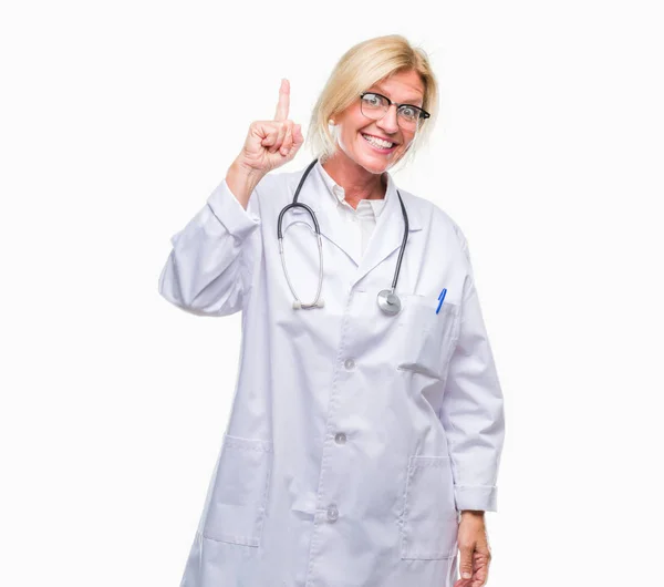 Blonde Ärztin Mittleren Alters Über Isolierten Hintergrund Mit Erhobenem Zeigefinger — Stockfoto