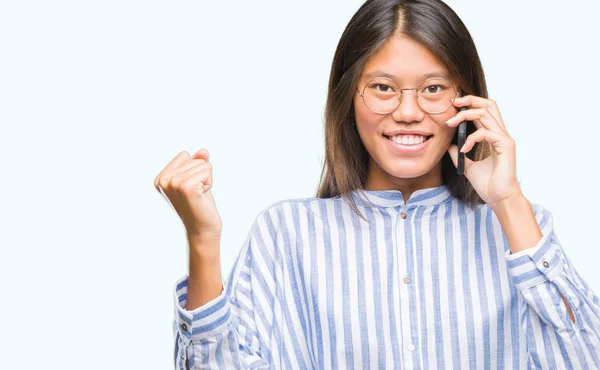 Junge Asiatische Frau Telefoniert Über Isolierten Hintergrund Schreit Stolz Und — Stockfoto