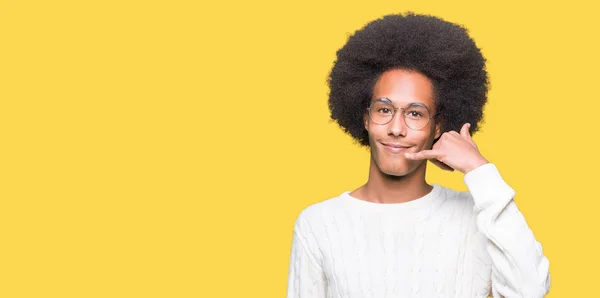 アフロ髪眼鏡笑顔やって若いアフリカ系アメリカ人の男の手と電話で話しているように指でジェスチャーを電話 通信の概念 — ストック写真