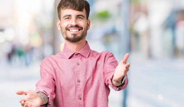 Joven Hombre Guapo Con Camisa Rosa Sobre Fondo Aislado Mirando — Foto de Stock