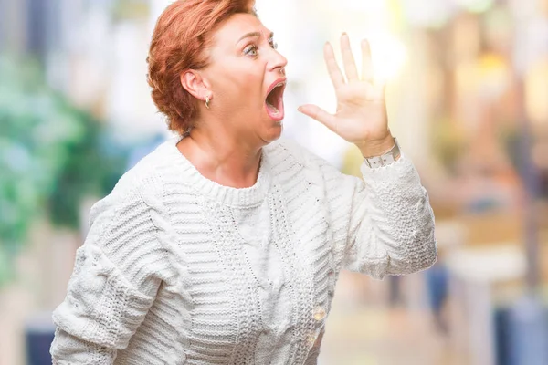 Atractiva Mujer Pelirroja Caucásica Mayor Con Suéter Invierno Sobre Fondo — Foto de Stock