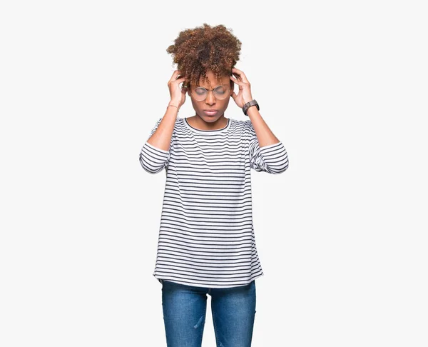 Hermosa Mujer Afroamericana Joven Con Gafas Sobre Fondo Aislado Con — Foto de Stock