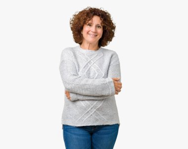 Üzerinde kış kazak giyen güzel orta ager üst düzey kadın mutlu yüz ile gülümseyerek kameraya seyir silah geçti arka plan izole. Olumlu bir kişi.