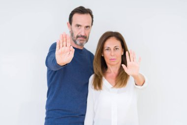 Güzel orta yaş kaç izole arka stop yapmak aşk sonra elin avuç ile şarkı. Negatif ve ciddi bir jest yüz ifadesiyle uyarı.