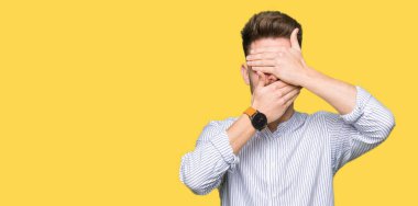 Yakışıklı delikanlı kapsayan gözler ve ağız el ile şaşırttı ve şok. Duygu gizleme