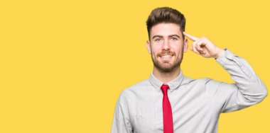 Genç yakışıklı iş bir parmak, harika bir fikir ya da düşünce, iyi hafıza ile baş gösteren gülen adam