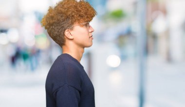 Yakışıklı delikanlı tarafına, seyir afro gözlük ile dinlenmek doğal yüz emin gülümseme ile pozuyla profil.