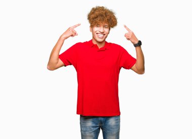 Her ikisi ile baş gösteren kırmızı t-shirt gülen giyen afro saçlı yakışıklı delikanlı eller parmak, harika bir fikir ya da düşünce, iyi hafıza