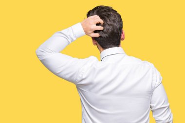 İzole arka plan geriye düşünme hakkında şüphe ile baş taraftan üzerinde gözlük takan genç iş adamı