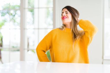 Boyun ağrısı yaralanma, ev acı boyun el, kas ağrısı ile dokunmadan, kış kazak giyen genç güzel kadın