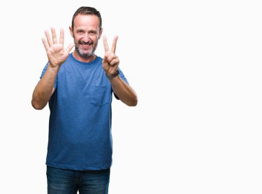 Orta yaş ağarmış komuta sizde gösterilen ve parmakları ile işaret izole arka plan üzerinde kendinden emin ve mutlu gülümseyerek süre yedi numara.