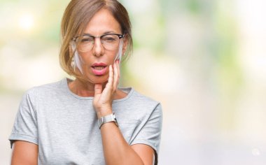 Orta yaş üst düzey İspanyol kadın gözlük düşünme izole arka plan bakmaktan yorgun ve sıkılmış çapraz silah depresyon sorunları ile.