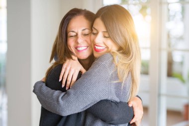 Anne ve kızı birlikte, sarılma ve öpüşme evde güzel ailesi