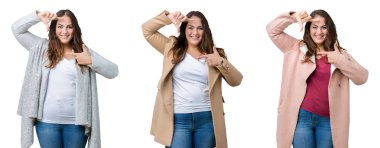 Kolaj artı boyutu kadın giyiyor kış ceket elle yapma çerçeve ve parmakları ile mutlu yüz gülümseyen izole arka plan üzerinde güzel. Yaratıcılık ve Fotoğrafçılık kavramı.