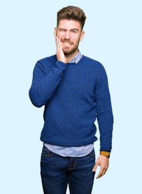 Genç yakışıklı bussines adam acı ifadesi ile el ile ağız diş ağrısı veya dişlerde dişlerle ilgili hastalık nedeniyle dokunmadan. Diş hekimi kavramı.