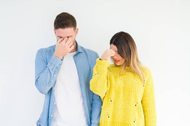 Genç güzel çift togheter izole arka burun ve göz yorgunluğu ve baş ağrısı duygu sürtünme yorgun üzerinde. Stres ve hayal kırıklığı kavramı.