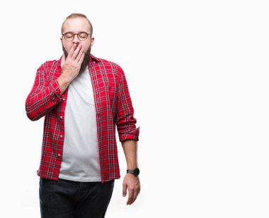 İzole arka plan üzerinde gözlüklü Genç beyaz hipster adam el ağzıyla kapsayan yorgun esneme sıkılmış. Restless ve uyku hali.