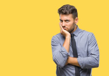 Genç yakışıklı iş adamı izole arka plan düşünme seyir üzerinde yorgun ve sıkılmış çapraz silah depresyon sorunları ile.